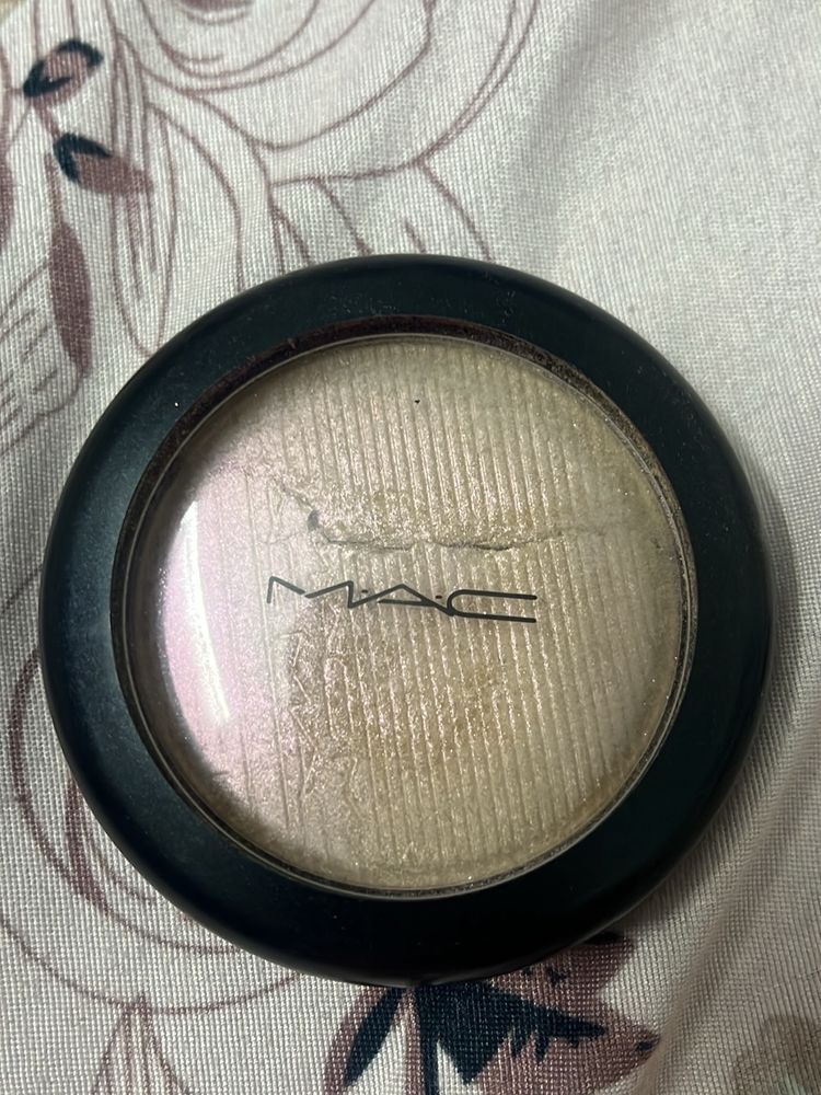 MAC Show Gold Highlighter