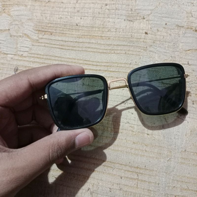 SUNGLASSES 🕶️ BLACK GLASS AND GOLDEN FREM FOR MEN