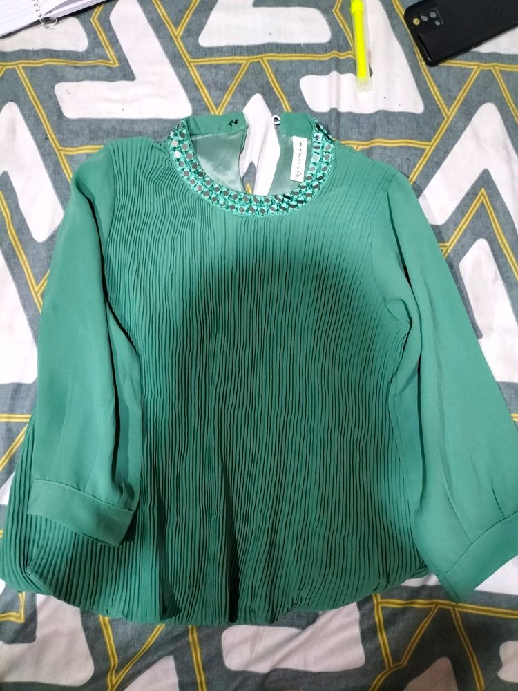 beautiful green top.... new not used....