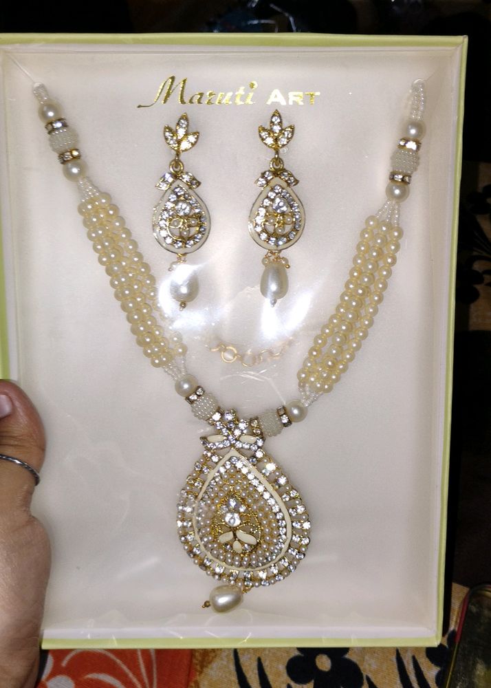 White Pearl Necklace With Earrings.