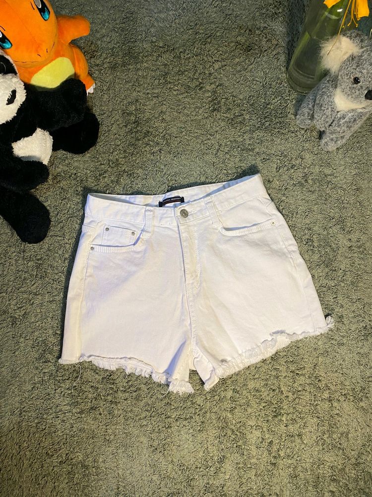 BillieJeans White Colour Shorts 🤍🤍