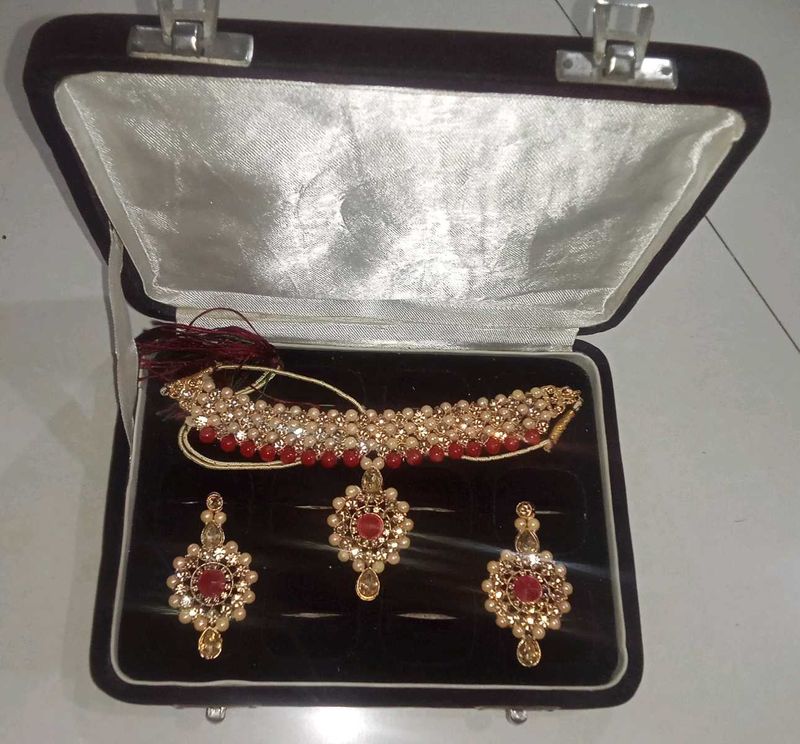 A Jewellery Set