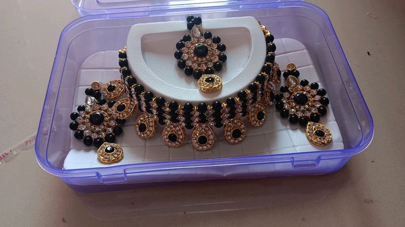 Black And Golden Jewellery Set