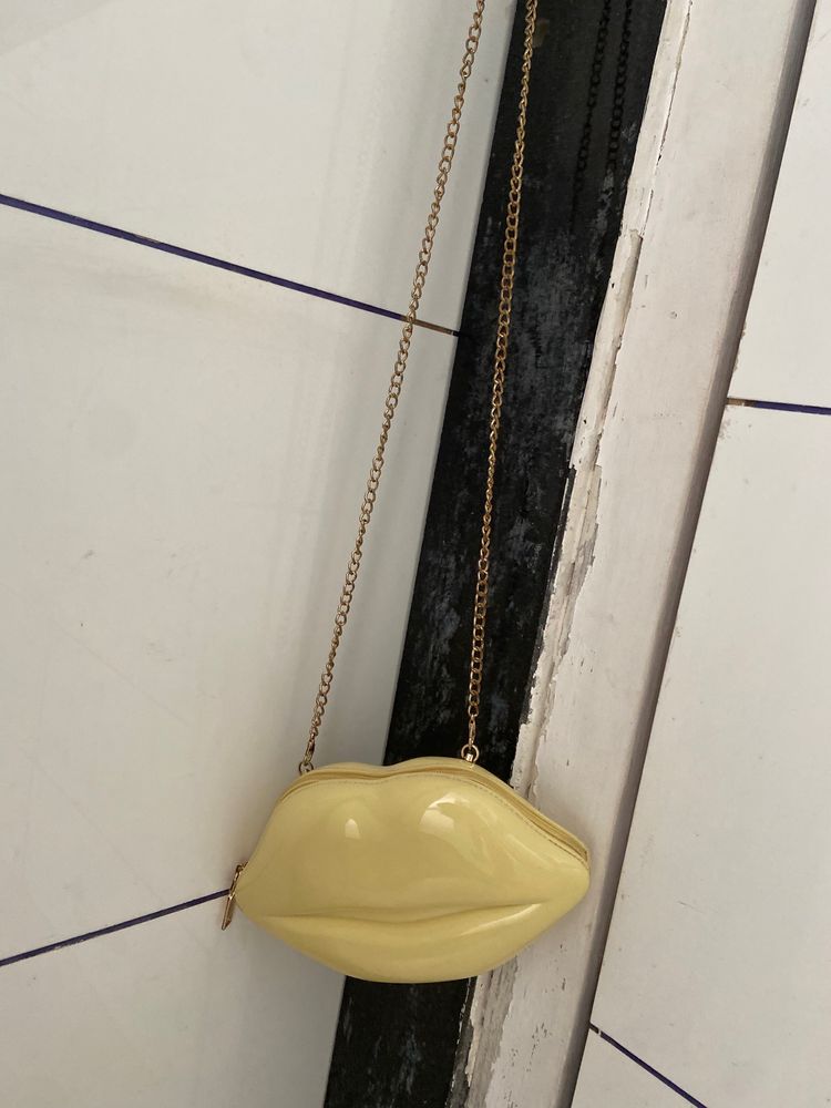 lip shape sling purse