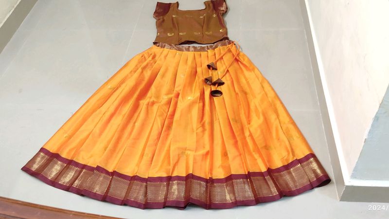 Pattupaavada With Short Blouse For Women