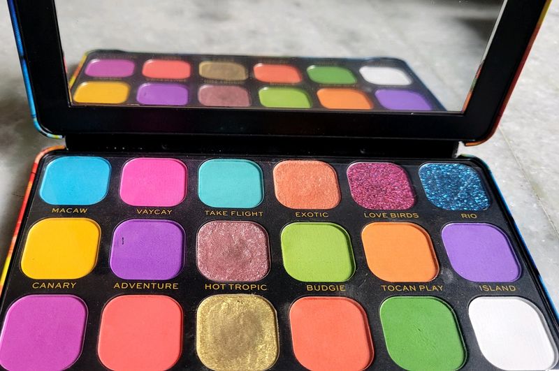 MAKEUP REVOLUTION EYESHADOW PALLETE