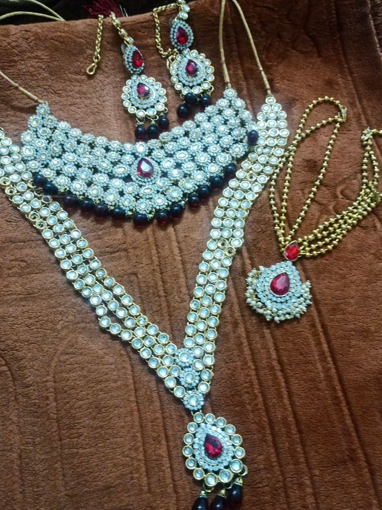 05 Pcs Jewellery Set. Like New