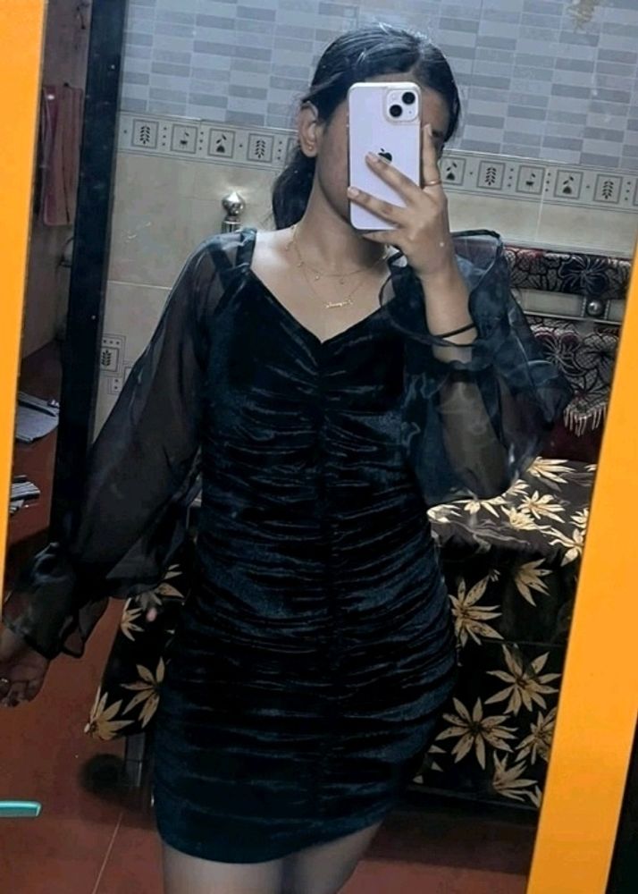 black bodycon dress