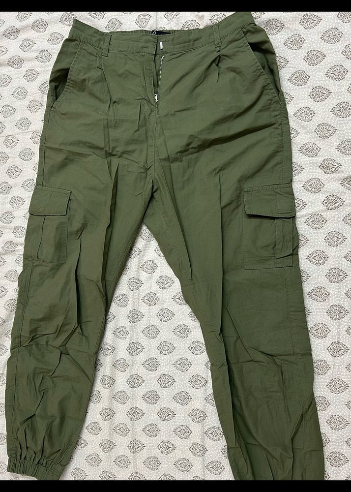 People green cargo joggers with 4 pockets