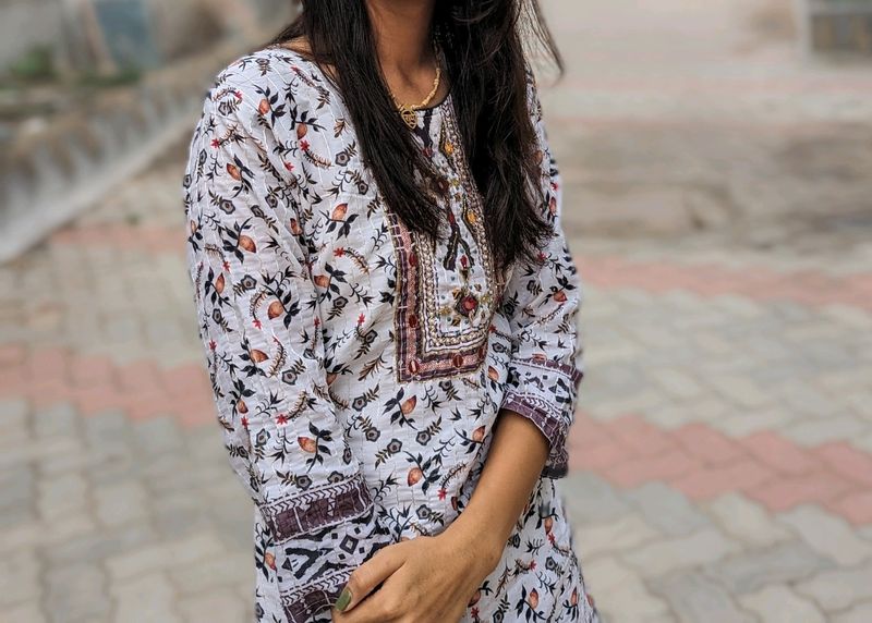 White Colour Kruti Flower Pattern And Leaves