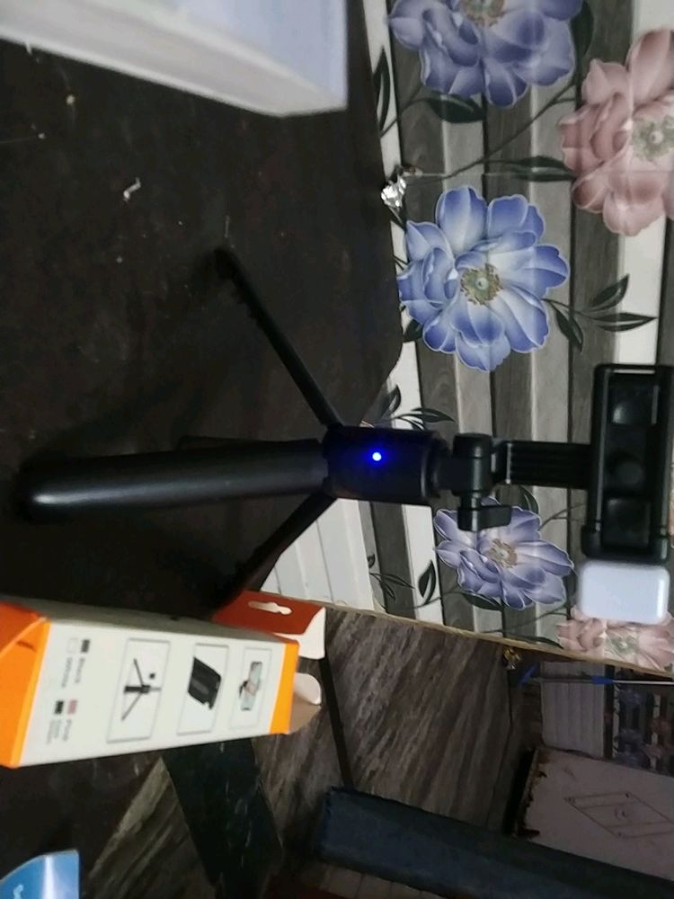 Bluetooth selfie Stick R1S and portable Stand