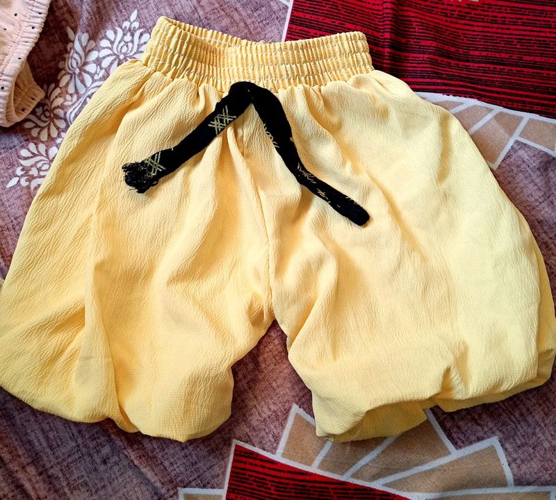 Stylis Shorts In Yellow