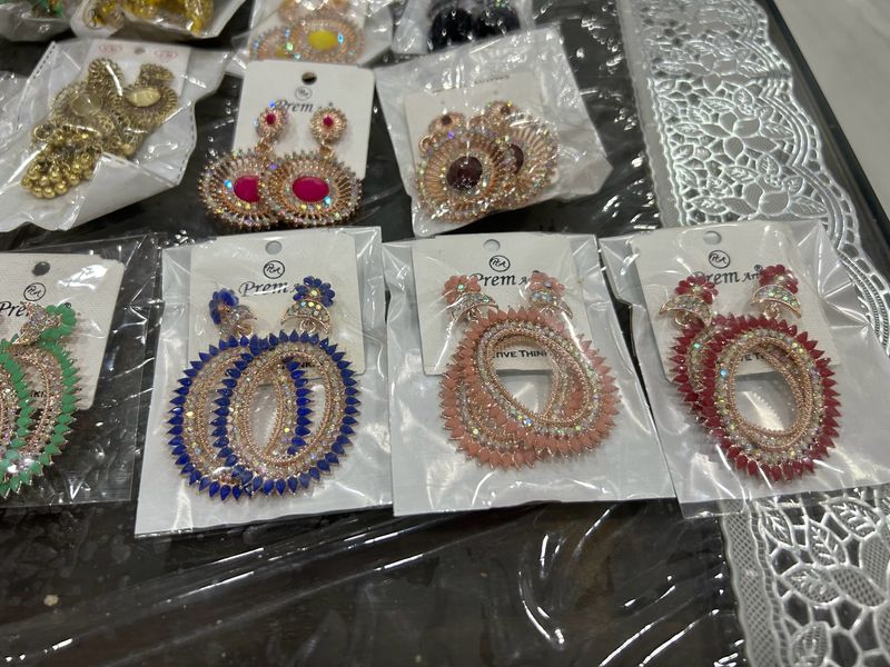 6 Earrings For 350