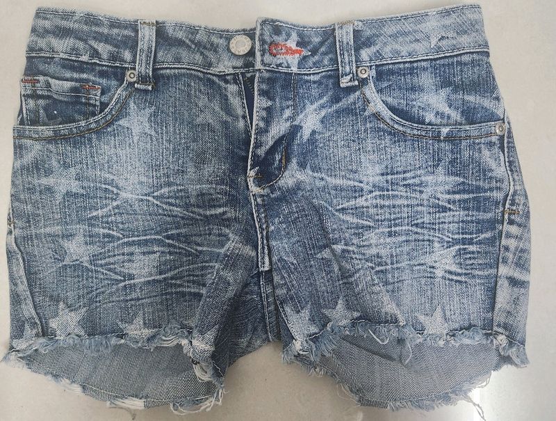 Distressed Denim Shorts 🩳