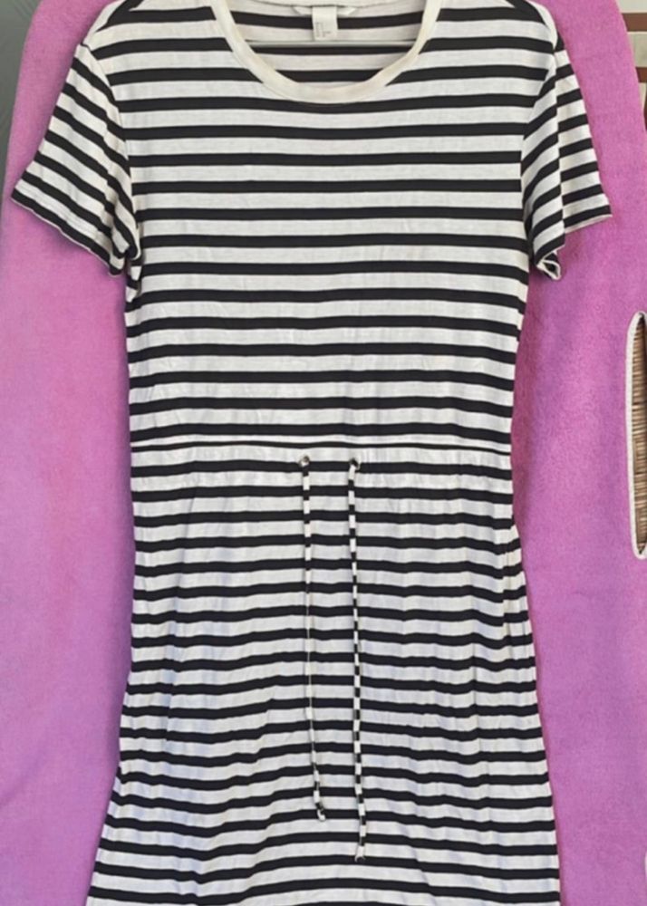 Grab This Knee Length H&M T Shirt Dress, S