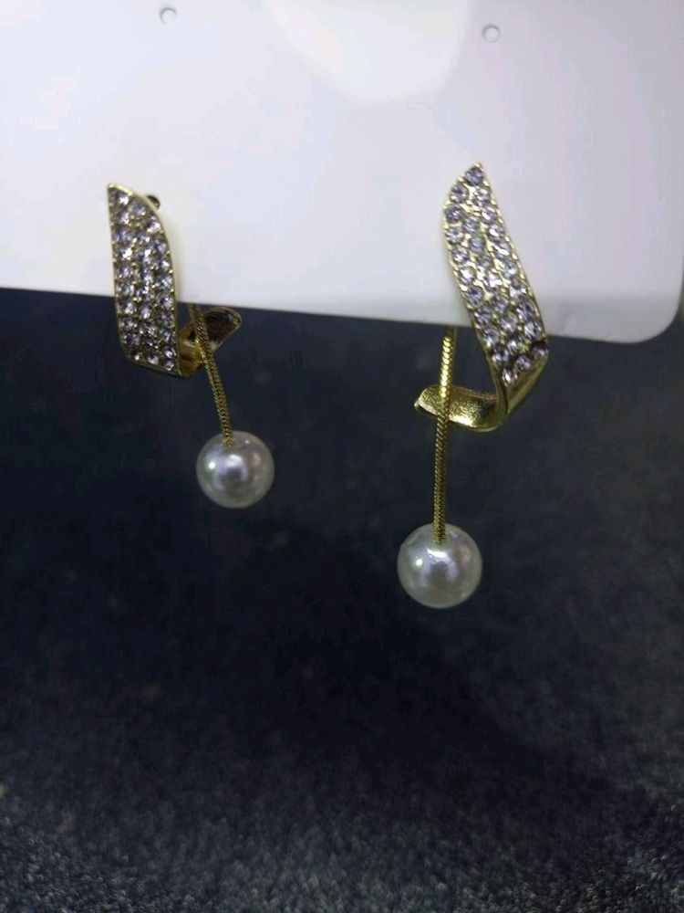 Unused Zirconia Metal Earrings With Pearl