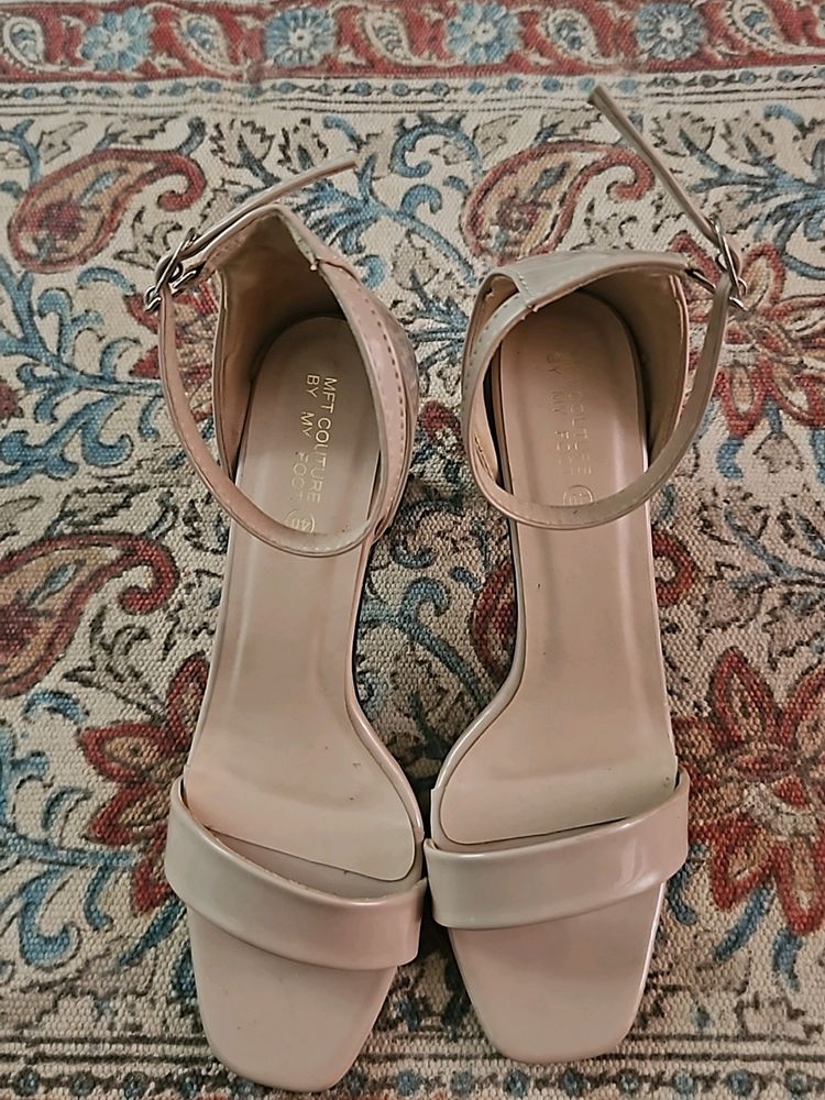 Steal Deal NUDE HEELS