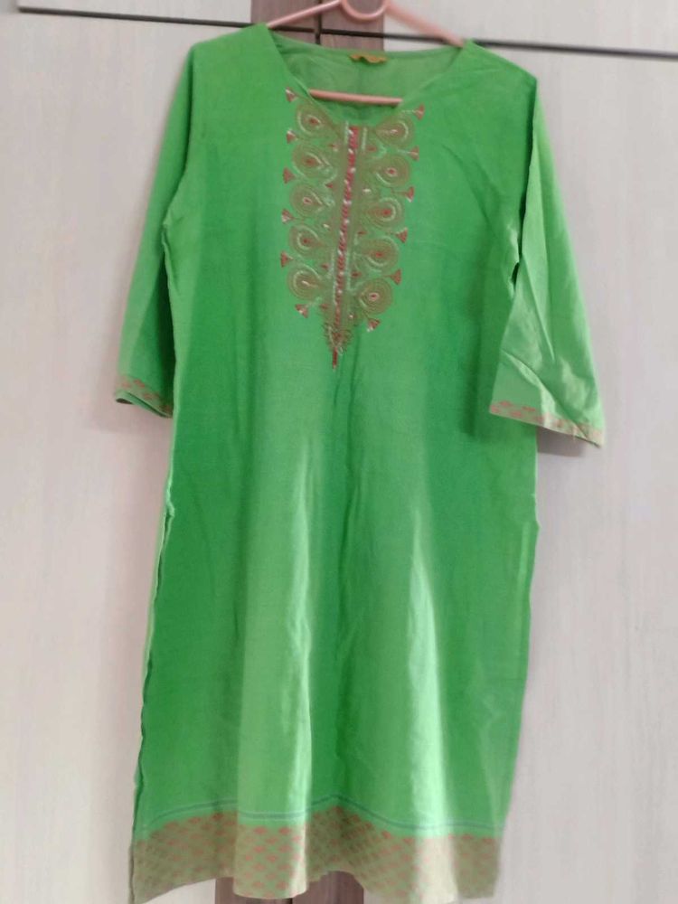 Aurelia Kurti With Embroidery