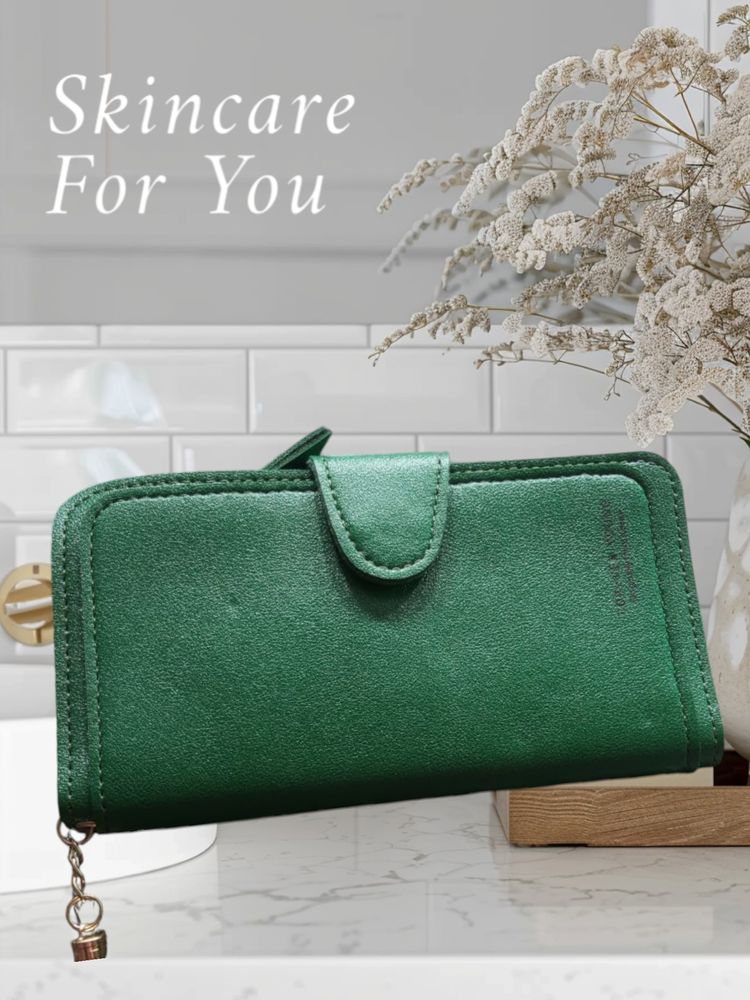 Woman's Green Wallet